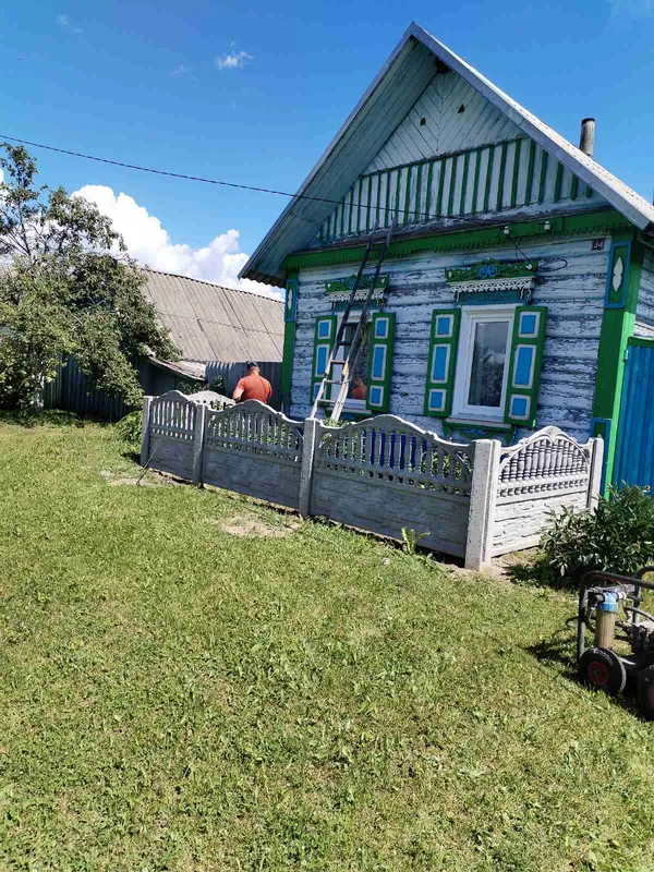 Процесс подготовки и глубокой очистки стен деревянного дома перед покраской